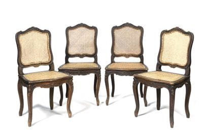 Suite de quatre chaises en noyer mouluré...