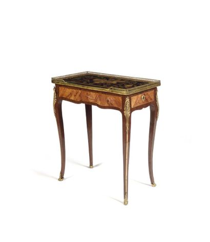 Petite table à écrire marquetée sur le plateau...