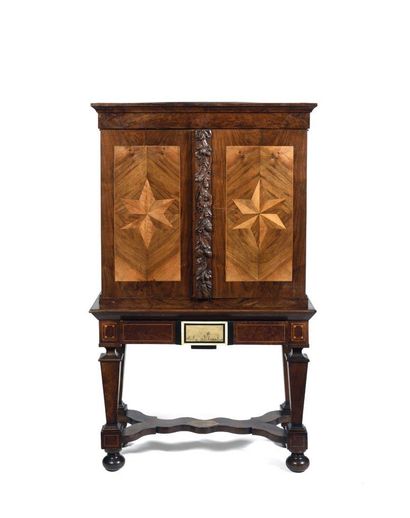 Rare cabinet marqueté de noyer à décor d'étoiles...
