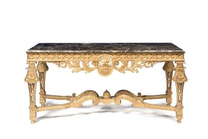 Paire de larges consoles en bois sculpté...