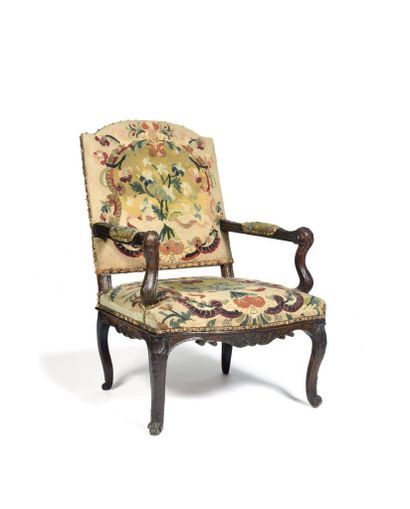 Fauteuil à dossier plat en noyer mouluré...