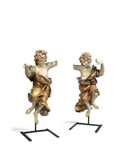 Paire d'anges fragmentaires en tilleul sculpté,...