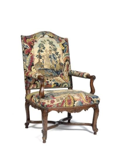 Fauteuil à dossier plat en hêtre mouluré...