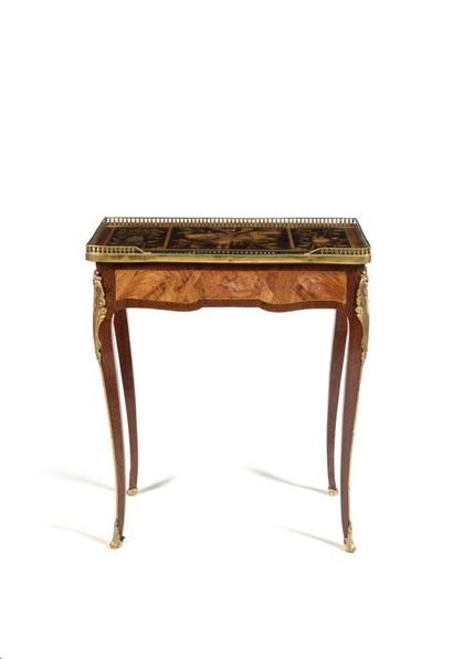 Petite table à écrire marquetée sur le plateau...