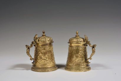 Paire de chopes en bronze ciselé et doré,...