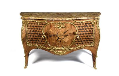 Large commode marquetée au centre d’un cartouche...