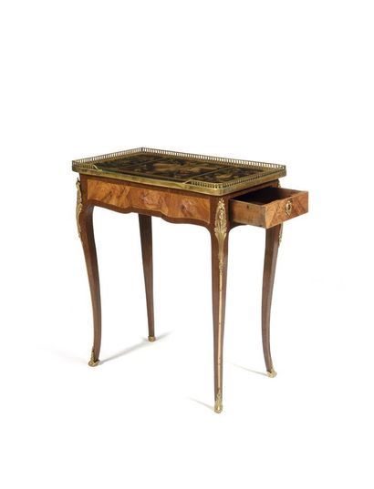 Petite table à écrire marquetée sur le plateau...