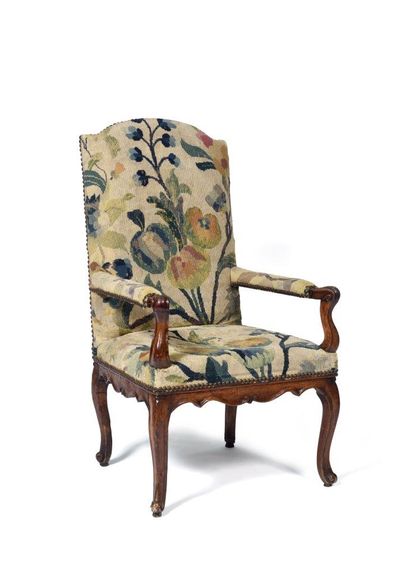 Fauteuil à haut dossier plat en noyer mouluré,...