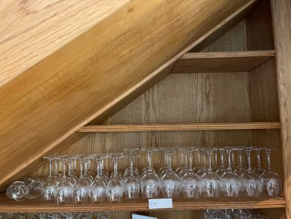 Set of stemmed glasses with hunting deco...