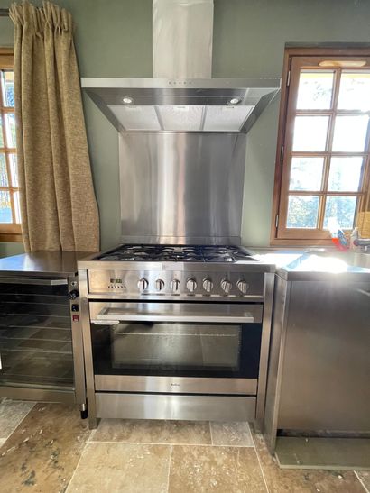 Amica five-burner gas piano with large convection...
