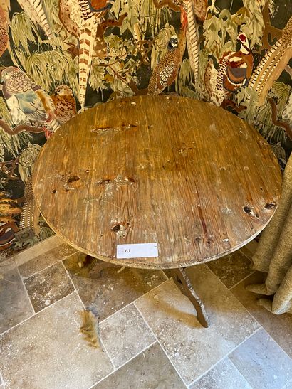 Carved wooden pedestal table in painted wood

Diameter:...