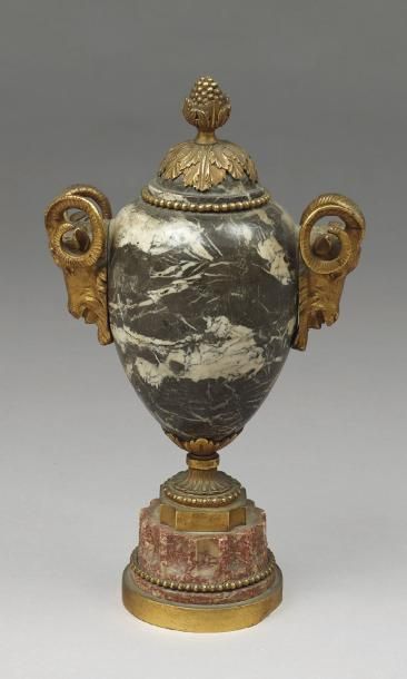 URNE OVOIDE en marbre gris, monture en bronze...