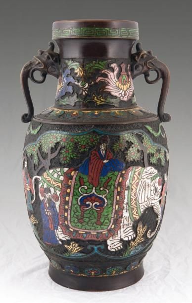 VASE CHINOIS en émail cloisonné à décor polychrome...
