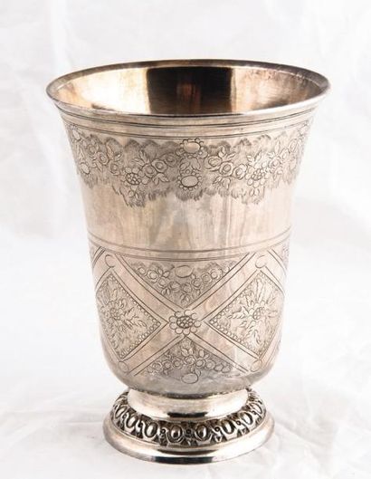 TIMBALE en argent de forme tulipe, posant...