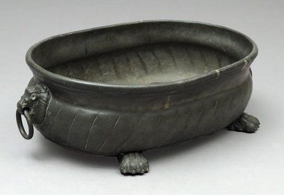 JARDINIERE en étain sur pieds griffes, à...