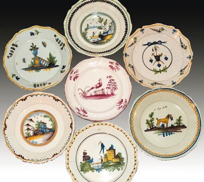 NEVERS (faïence)
Cinq assiettes à bord contourné...