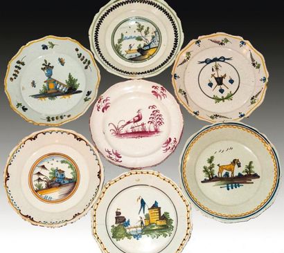 NEVERS (faïence)
Cinq assiettes à bord contourné...
