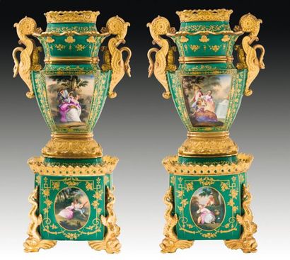 PARIS (porcelaine)
Deux vases de forme balustre...