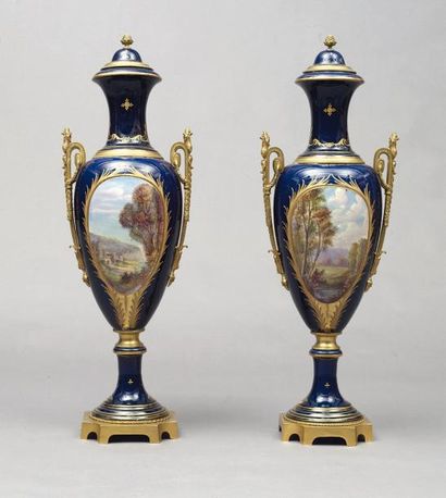 PAIRE DE VASES en faïence émaillée bleue,...