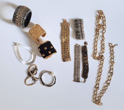 Lot of 7 fancy cuff BRACELETS
One plastic...