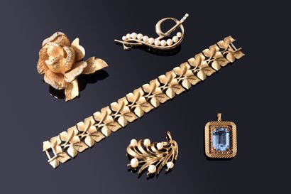 LOT of costume JEWELRY including a 