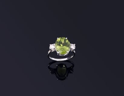RING in white gold (750‰) set with an oval-shaped...