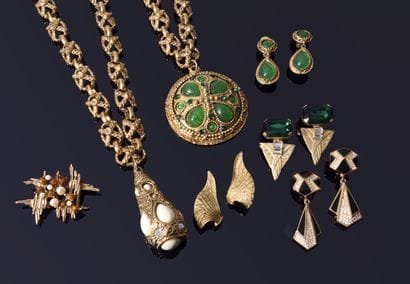 Important LOT of FASHION JEWELRY including...