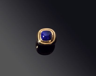 Large cushion ring in yellow gold (750‰)...