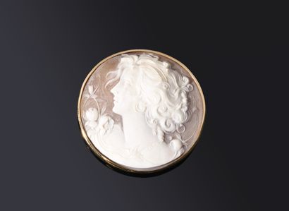 Important yellow gold (750‰) circular BROCHURE...