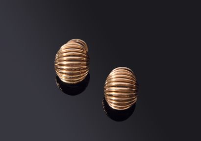 Pair of yellow gold (750‰) wire domed drop...
