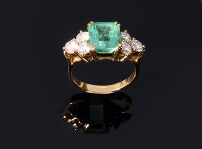Yellow gold (750‰) ring set with a rectangular...