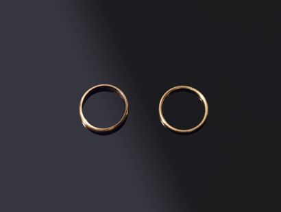 Two ALLIANCES in yellow gold (750‰). 
Finger:...