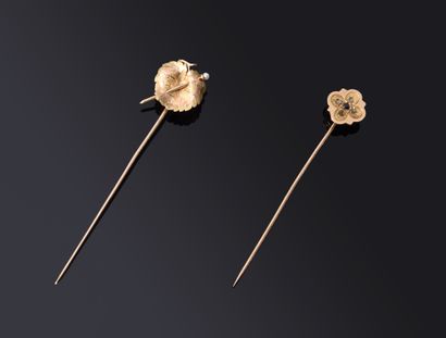 Two pink gold (750‰) CRAVATE EPINGLES: -...