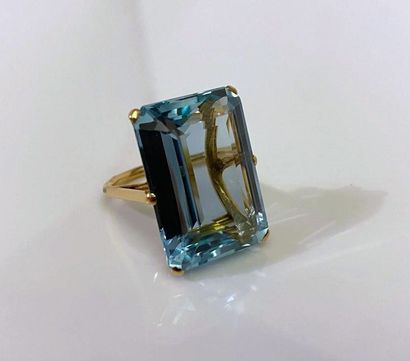 Yellow gold (750‰) ring set with a large...