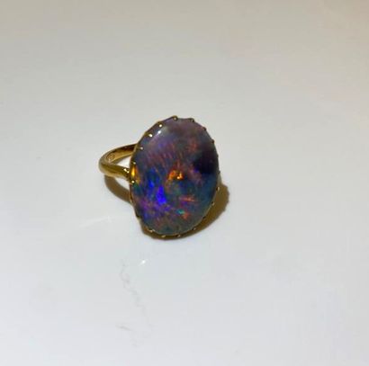 Yellow gold ring (750‰) set with an oval-shaped...