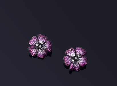 PAIR OF EARRINGS in white and blackened gold,...