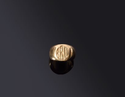 Yellow gold signet ring (750‰) chased with...