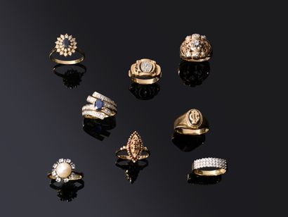 EIGHT RINGS in yellow and white gold (750‰)...