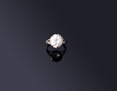 Platinum (950‰) and white gold (750‰) solitaire...