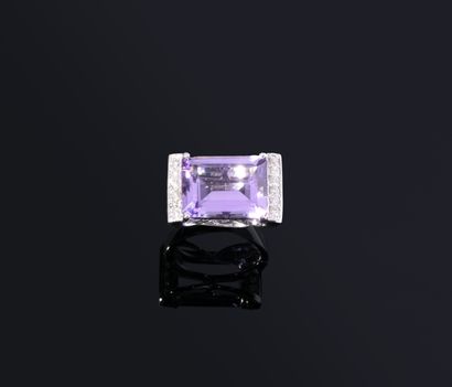 RING in white gold (750‰) set with a rectangular...