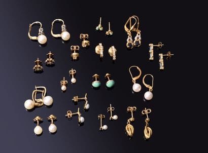 LOT of pairs of EARRINGS in yellow gold (750‰)...