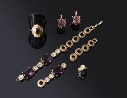 LOT of metal JEWELRY and DEBRIS.