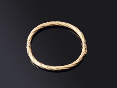 Yellow gold (750‰) chased and twisted opening...