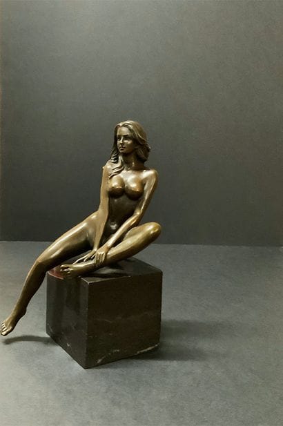 J. MAVCHI (XXème siècle)

Nu féminin assis

Sculpture...