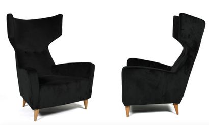 Paire de fauteuils
garni de velours noir...