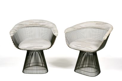 Ensemble de quatre fauteuils
en fils d’aciers...