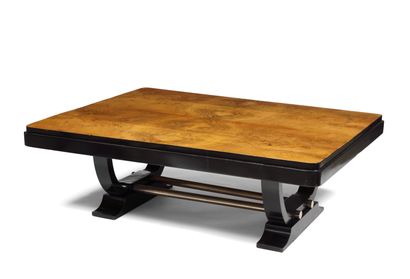 Table basse en bois de placage reposant
deux...