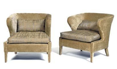 Paire de larges fauteuils,
dossier à oreilles...