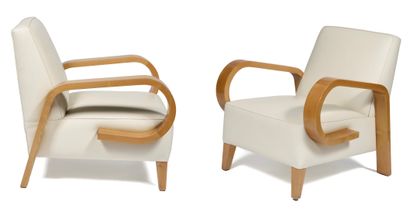 Paire de fauteuils,
les pieds postérieurs...