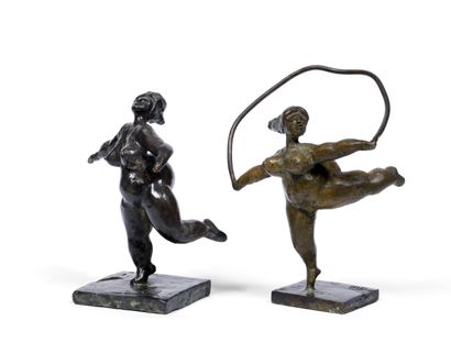 RB
Femmes à la corde à sauter et femme les...